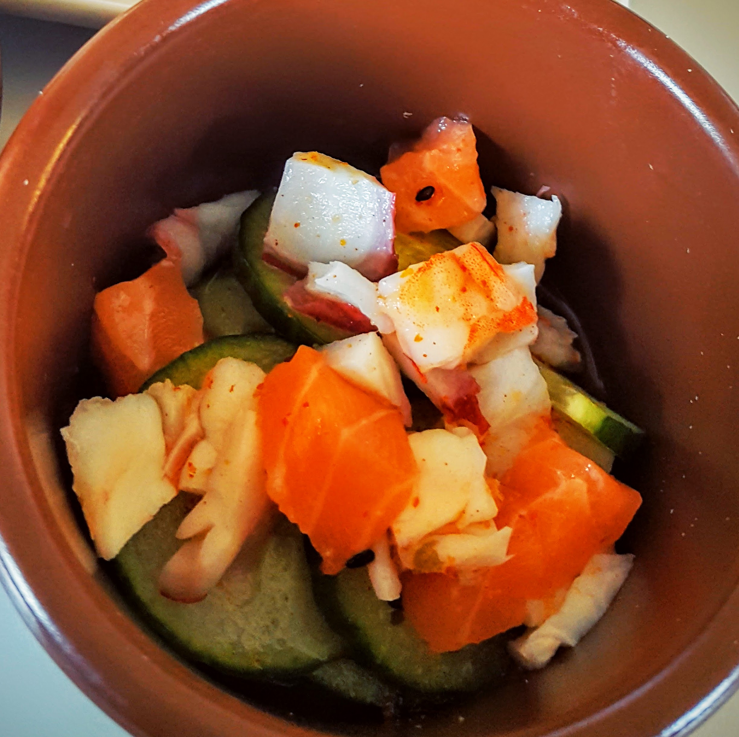 Saichi Sushi skaldyr og fisk salat Saichi Sushi skaldyr og fisk salat