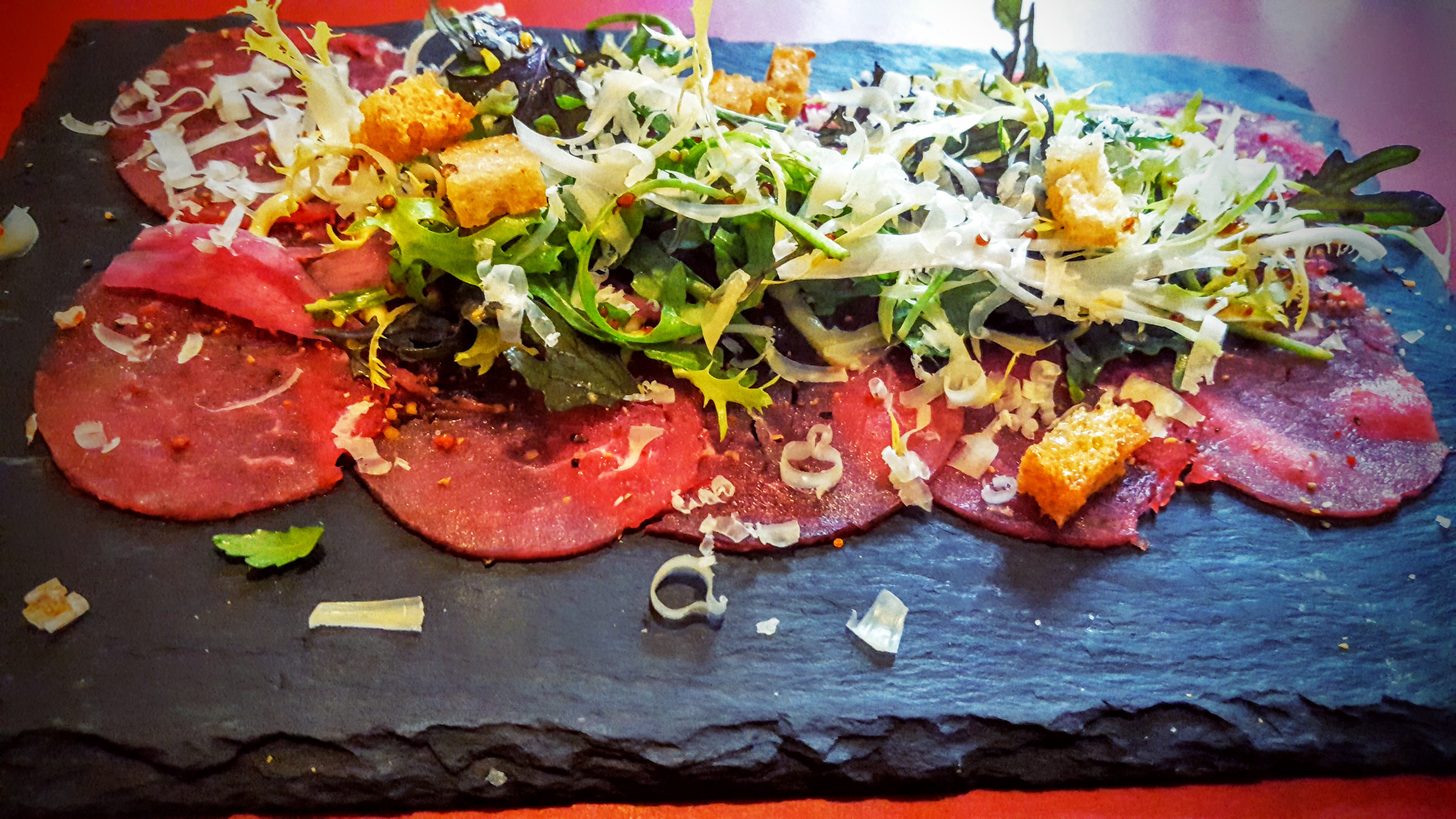 Köd Århus carpaccio af dansk mørbrad med Vesterhavs ost, rucola, syltet løg og knust peber & sprødt Köd Århus carpaccio af dansk mørbrad med Vesterhavs ost, rucola, syltet løg og knust peber & sprødt