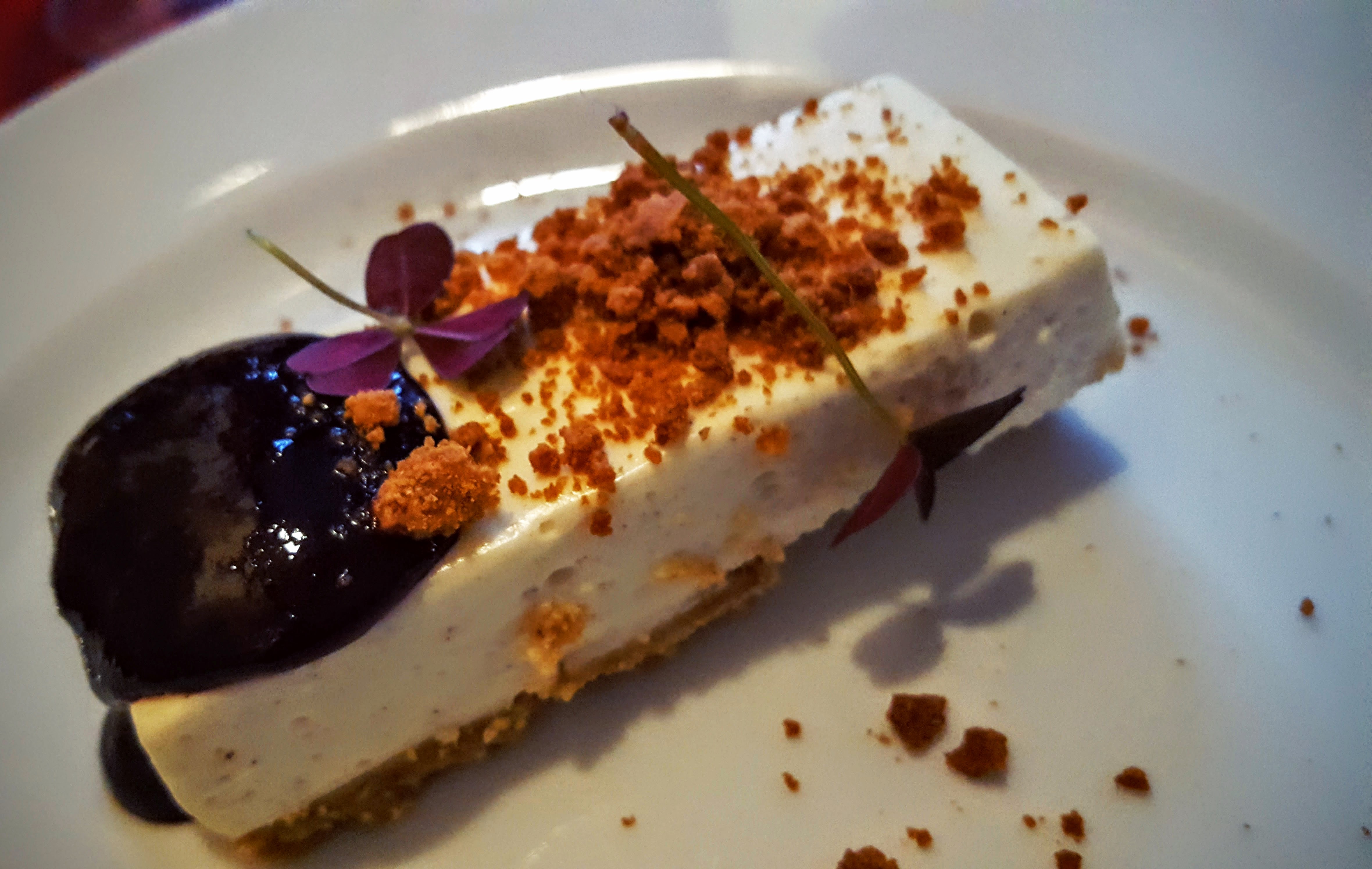 Cheesecake med brombærcoulis og knas Cheesecake med brombærcoulis og knas