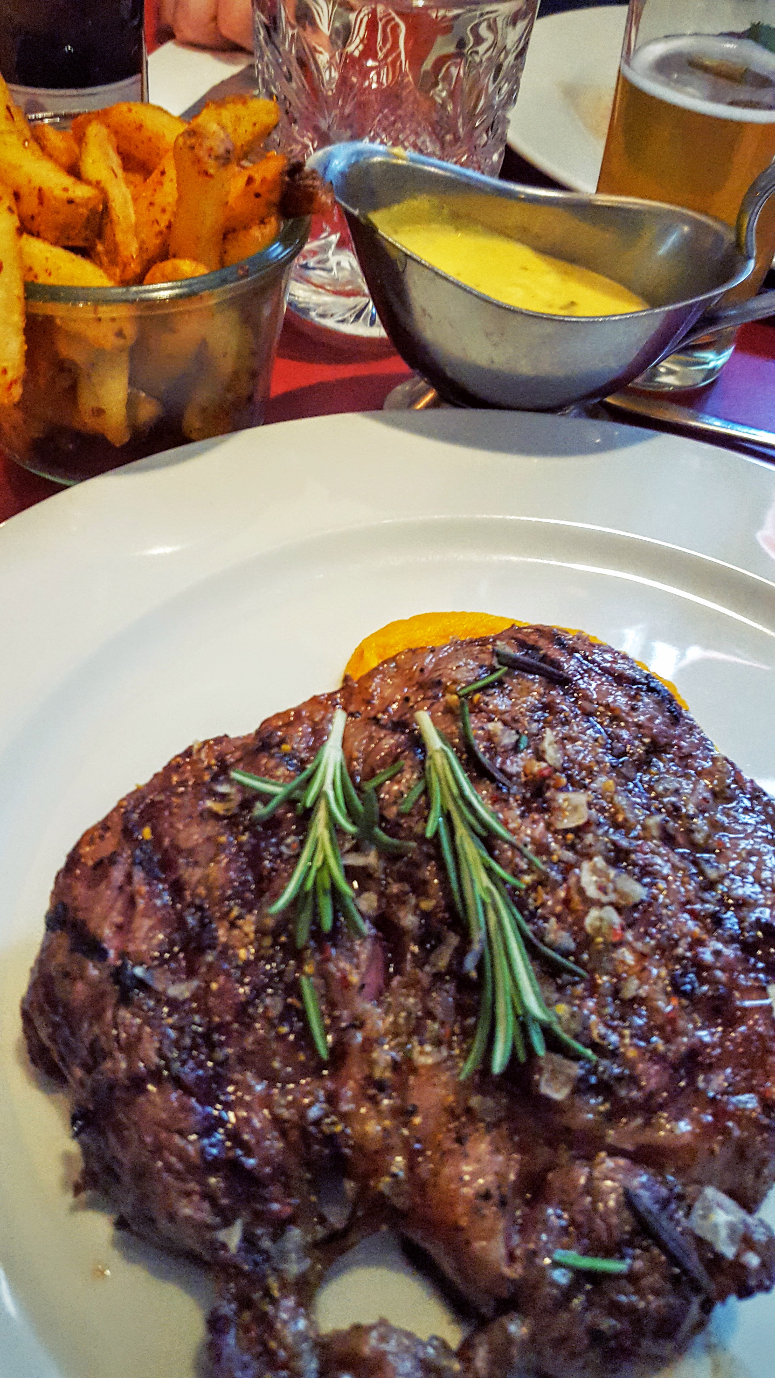 Köd Aarhus 300g krogmodnet rib-eye fra Uruguay, chili fries og bearnaise sovs Köd Aarhus 300g krogmodnet rib-eye fra Uruguay, chili fries og bearnaise sovs