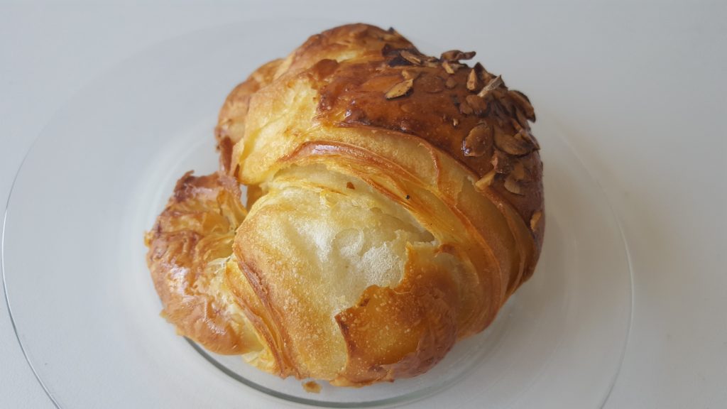 Lækker og sprød croissant med marcipan fra side; Det bedste chokolade croissant i Aarhus indlæg