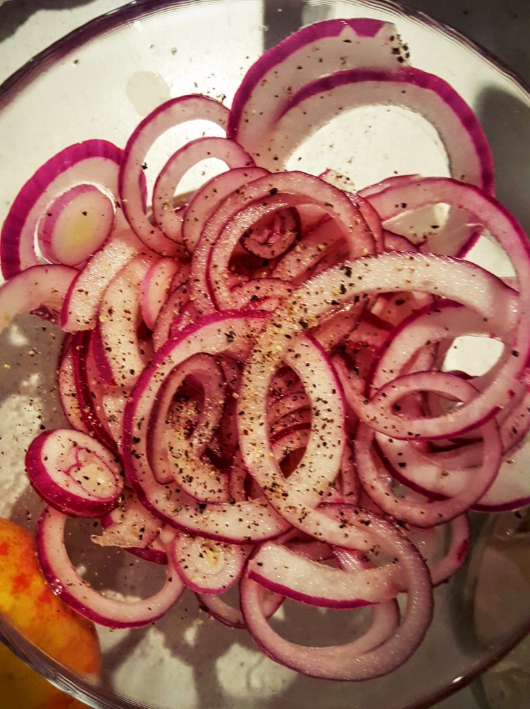 Rødløg klar til syltning; Smørstegte andelever med syltet rødløg, æble og granatæble opskrift
