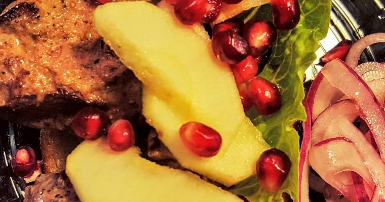 Smørstegte andelever med syltet rødløg, æble og granatæble opskrift