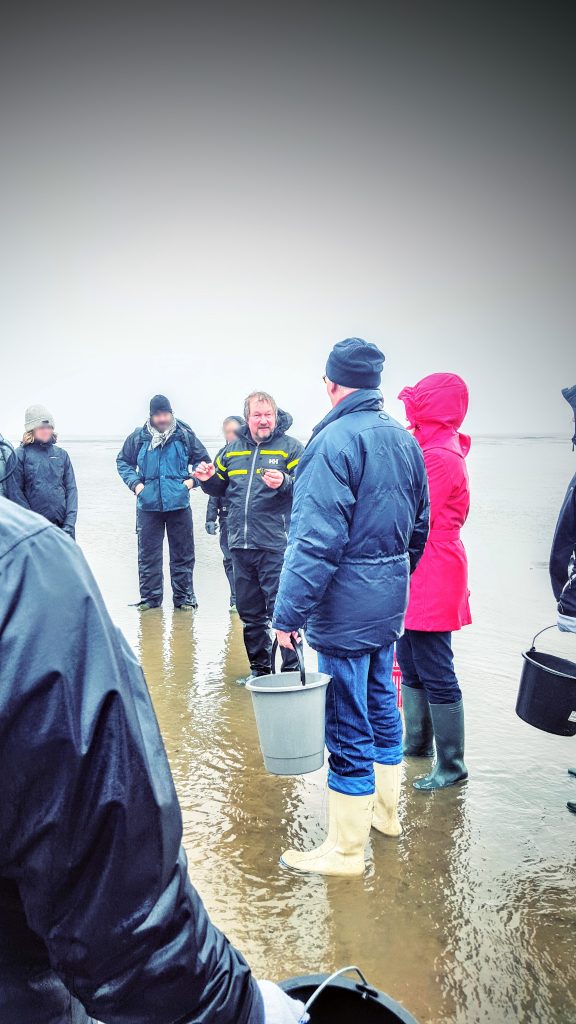“Fanø Oyster King”, Jesper Voss, forklarer et par ting inden vi går i gang; Fanø østers indlæg