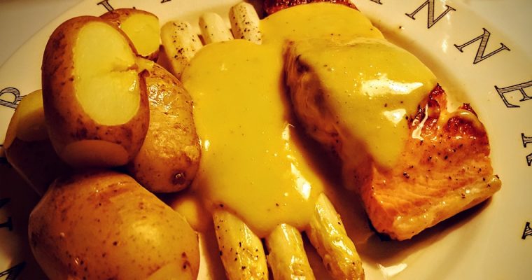 Pandestegt laksefilet med hvide asparges og hollandaise sauce opskrift