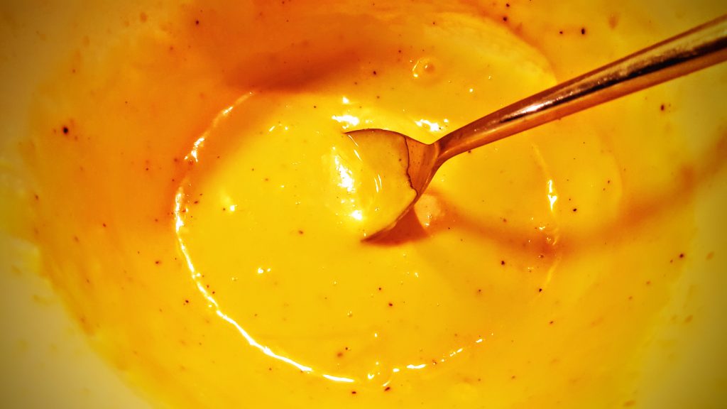 Hollandaise sauce er klar; Pandestegt laks med hvide asparges og hollandaise sauce