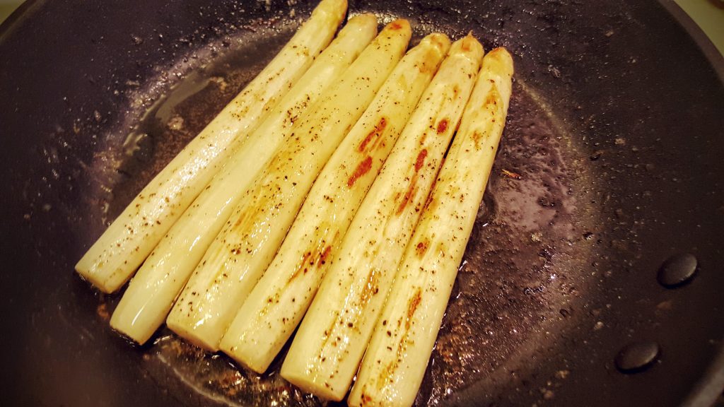 Hvide asparges på panden; Pandestegt laks med hvide asparges og hollandaise sauce
