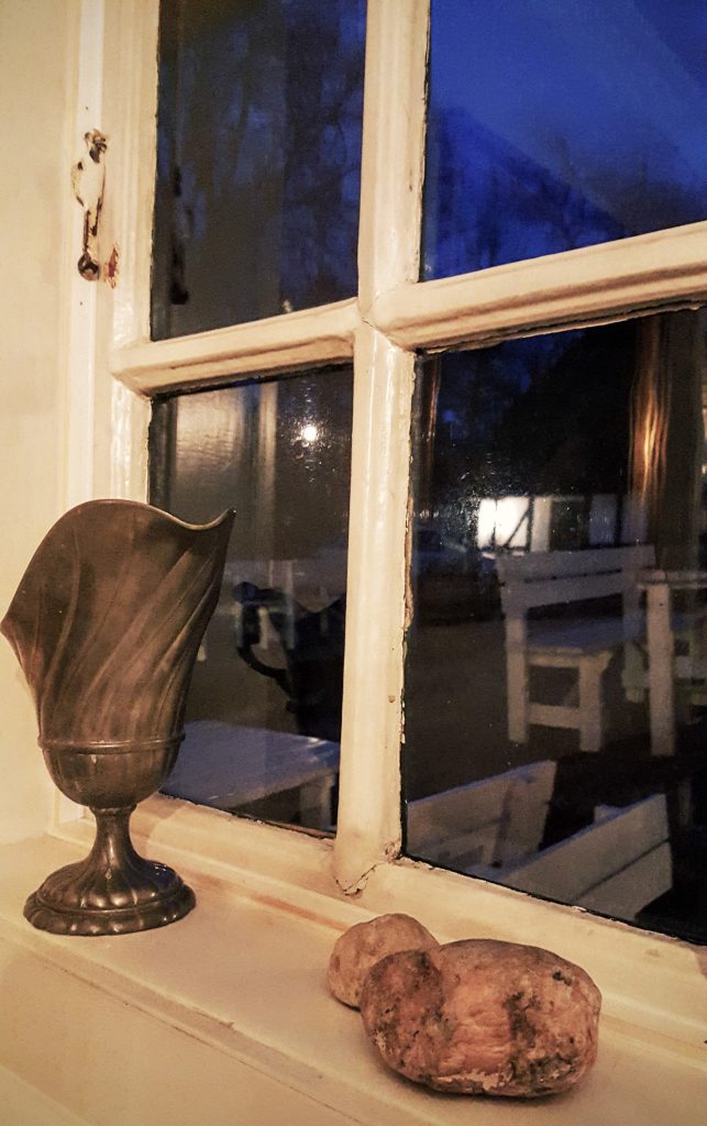 Rustikke genstande i vindueskarmen; Smag På Byen Aarhus 2016 ved Restaurant Skovmøllen indlæg