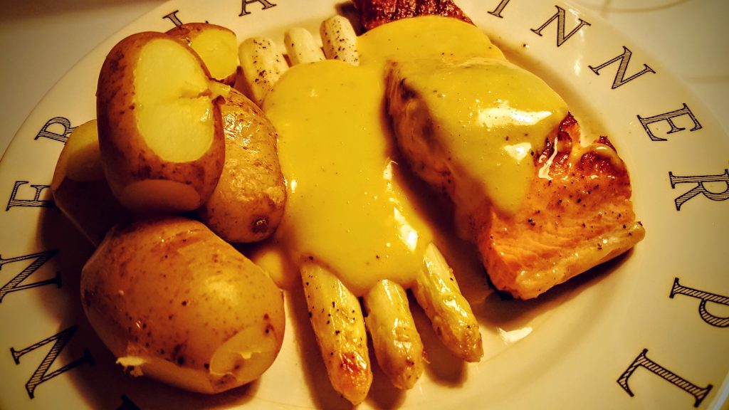 Pandestegt laksefilet, hvide asparges og kartofler med hollandaise sauce; Pandestegt laks med hvide asparges og hollandaise sauce