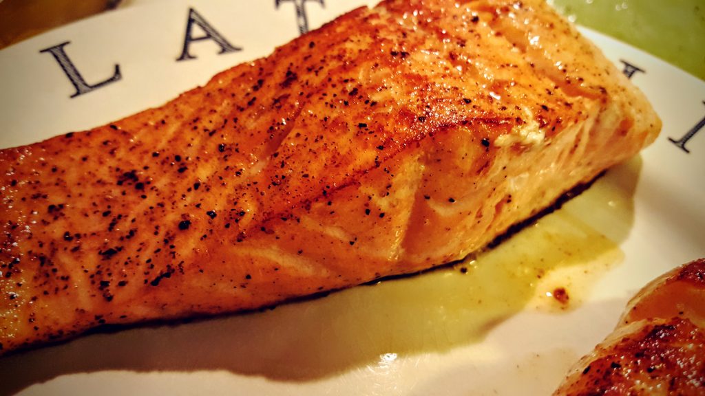 Pandestegt laks med sprød skind; Pandestegt laks med hvide asparges og hollandaise sauce