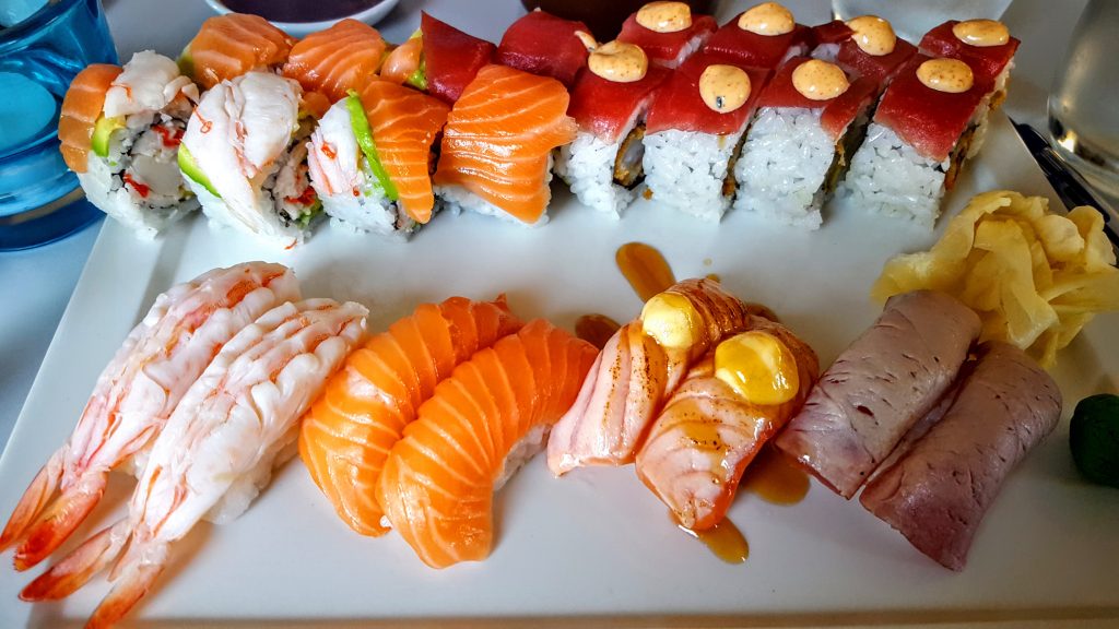 Saichi Sushi Deluxe uramaki og nigiri; Spis-alt-du-kan sushi hos Saichi Sushi indlæg